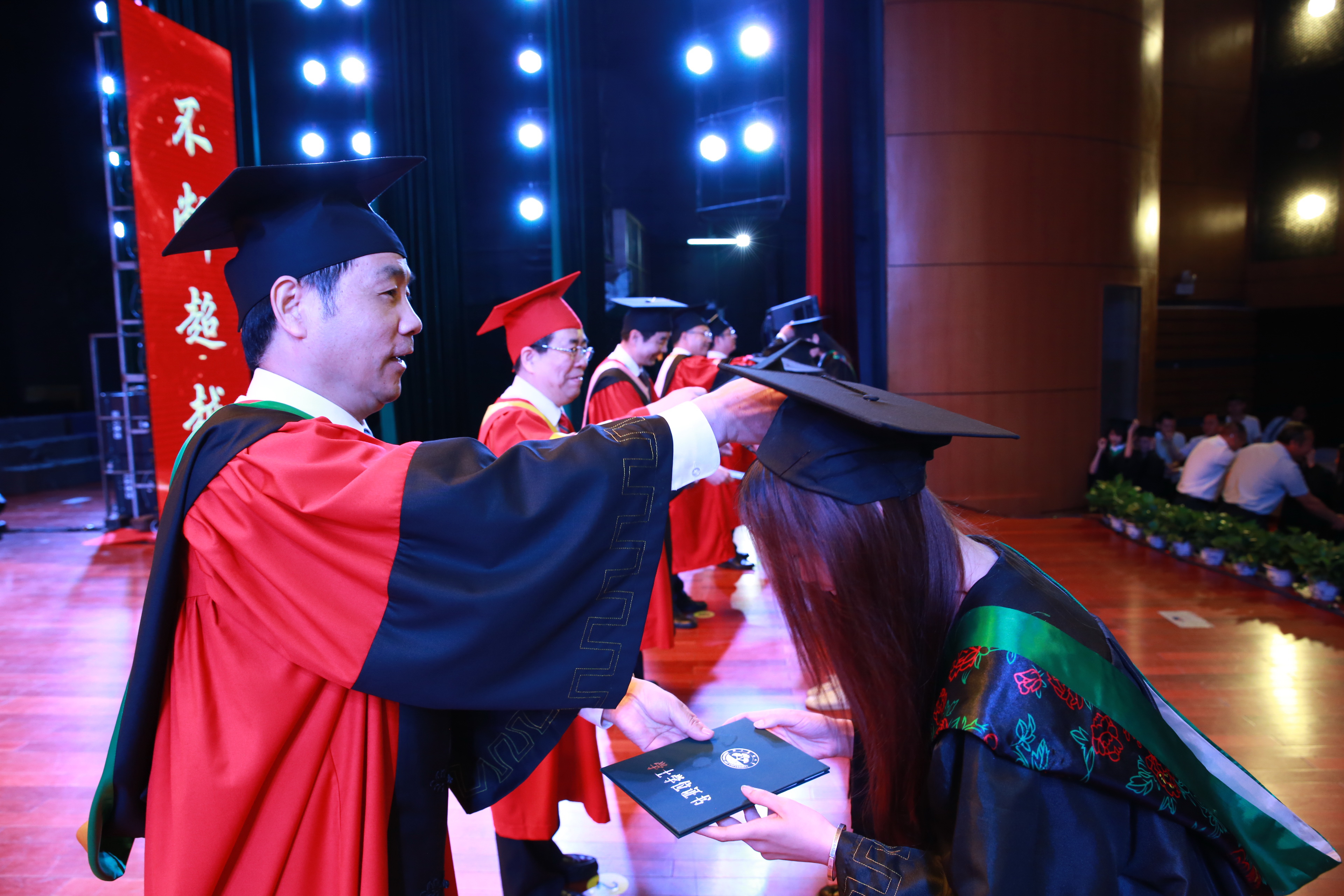 浙江农林大学2019年本科生、研究生学位授予仪式隆重举行